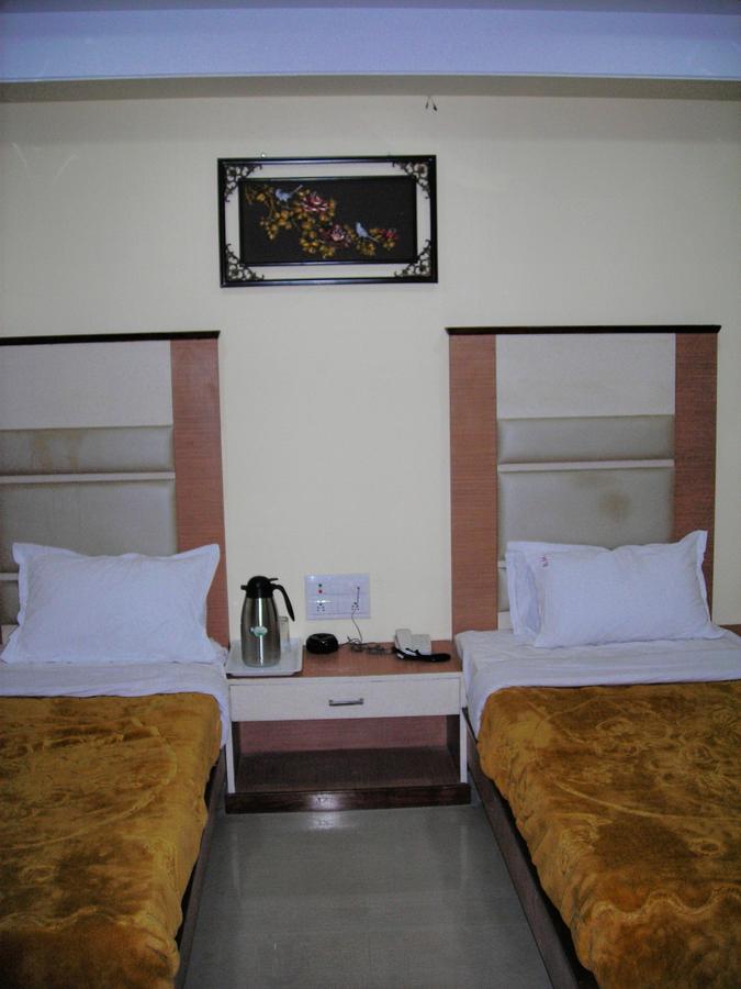 Hotel Dolphin Rāipur エクステリア 写真