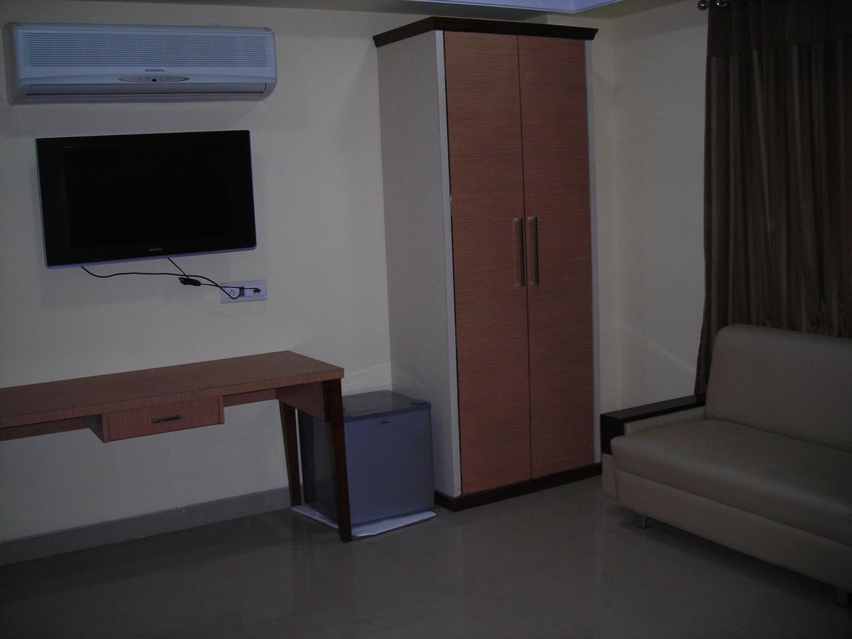 Hotel Dolphin Rāipur エクステリア 写真