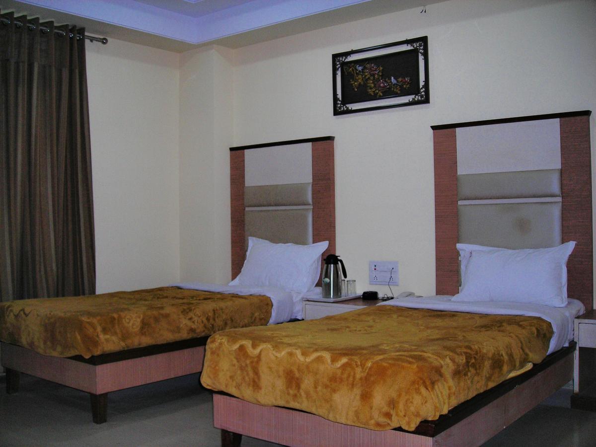 Hotel Dolphin Rāipur エクステリア 写真