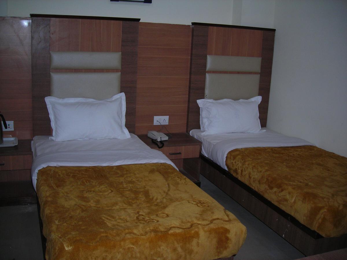 Hotel Dolphin Rāipur エクステリア 写真
